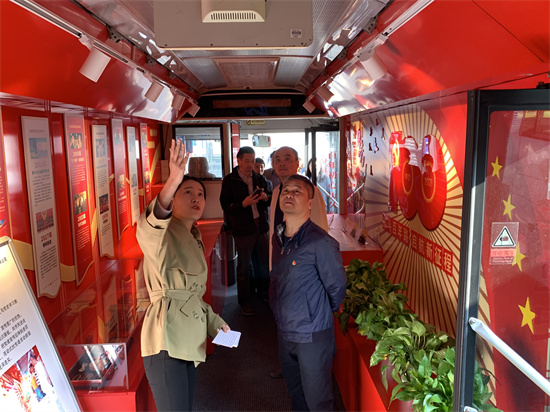 參觀(guān)公交移動(dòng)黨史館.jpg